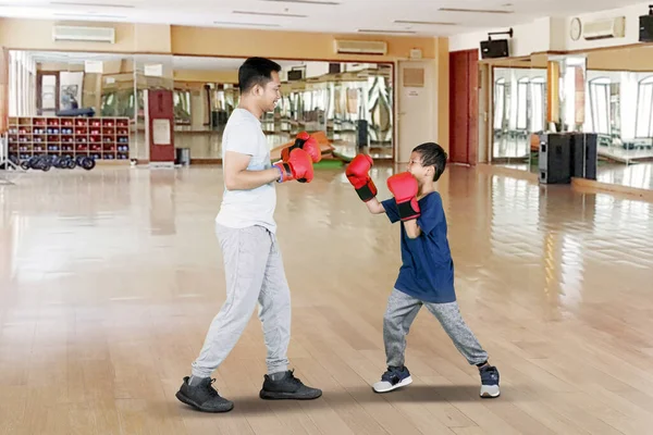 Ritratto Bambino Suo Padre Che Fanno Esercizio Boxe Piedi Nel — Foto Stock