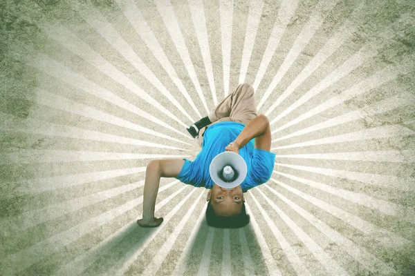 Junger Mann Beim Breakdance Studio Mit Grunge Hintergrund Durch Megafon — Stockfoto