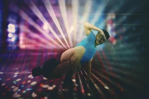 Junger Mann Macht Nachts Breakdance Mit Hellem Hintergrund — Stockfoto