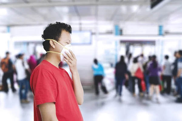 机场一名戴口罩的年轻人 以保护自己免受Covid 19或Coronavirus的侵害 — 图库照片