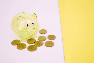 Stüdyoda altın sikkeleri ve fotokopi alanı olan bir kumbara. Tasarruf parası kavramı