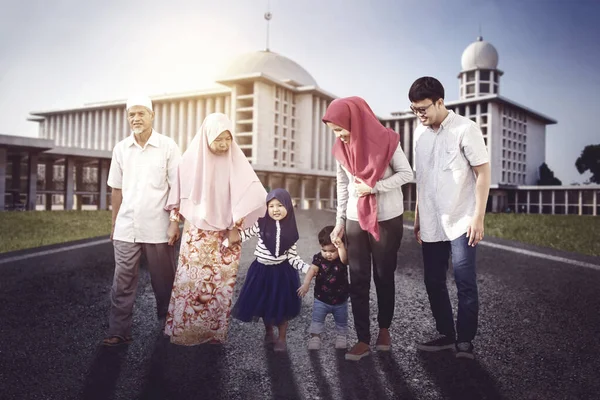 整整三代穆斯林家庭一起走在清真寺外面 — 图库照片