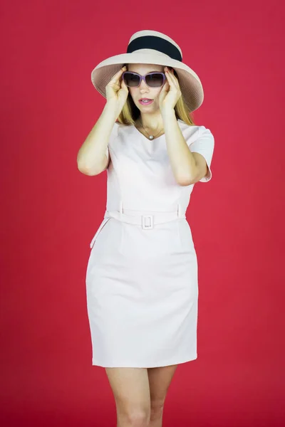 Portrait Pretty Model Posing Studio While Wearing Sunglasses Hat Red — Stock Photo, Image