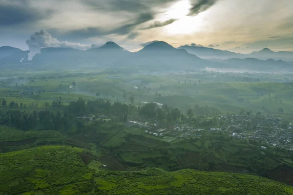 日の出時に霧の朝に栽培茶園や村の空中ビュー — ストック写真