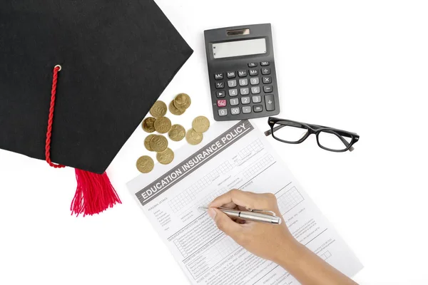 Bovenaanzicht Van Hand Vullen Onderwijs Verzekeringspolis Met Munten Graduatie Hoed — Stockfoto