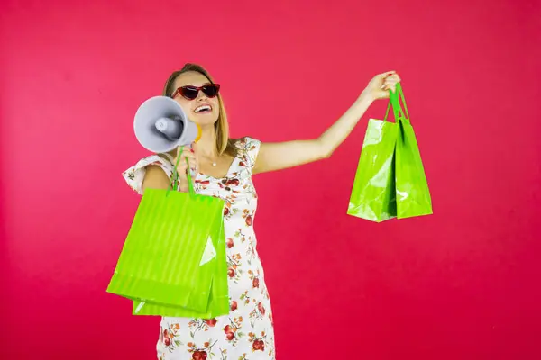 Jovem Feliz Segurando Sacos Compras Megafone Estúdio Com Fundo Vermelho — Fotografia de Stock