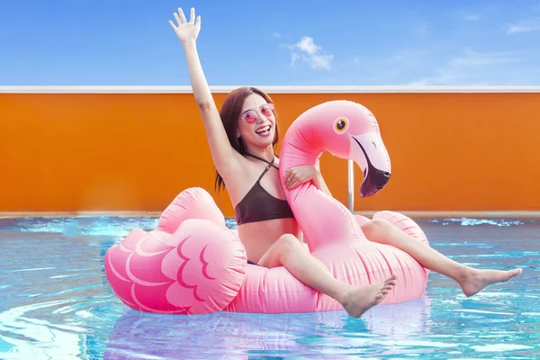 Schöne Junge Frau Bikini Sitzt Auf Dem Aufblasbaren Flamingo Pool — Stockfoto