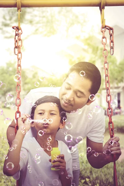 Retrato Del Joven Padre Pequeño Hijo Jugando Burbujas Jabón Juntos —  Fotos de Stock