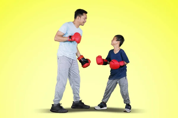 Volledige Lengte Van Jonge Man Zijn Zoontje Doen Bokstraining Terwijl — Stockfoto