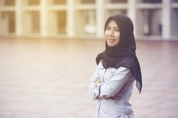 Portret Van Jonge Moslim Vrouw Kijkt Zelfverzekerd Terwijl Vouwen Haar — Stockfoto