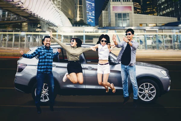 Portrait Groupe Jeunes Bondissant Ensemble Côté Voiture Sur Route Nuit — Photo