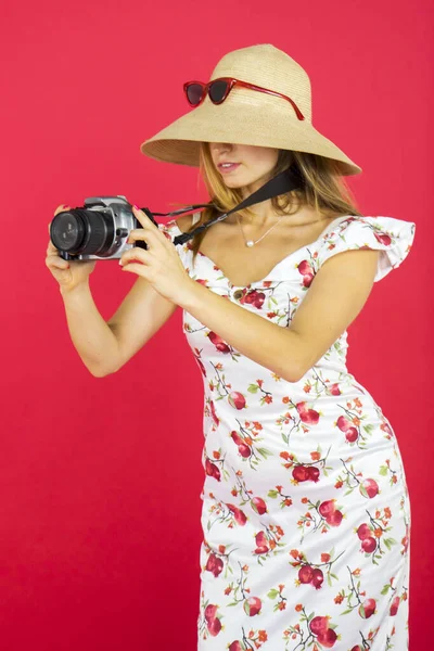 Retrato Jovem Turista Olhando Para Câmera Digital Enquanto Estava Estúdio — Fotografia de Stock