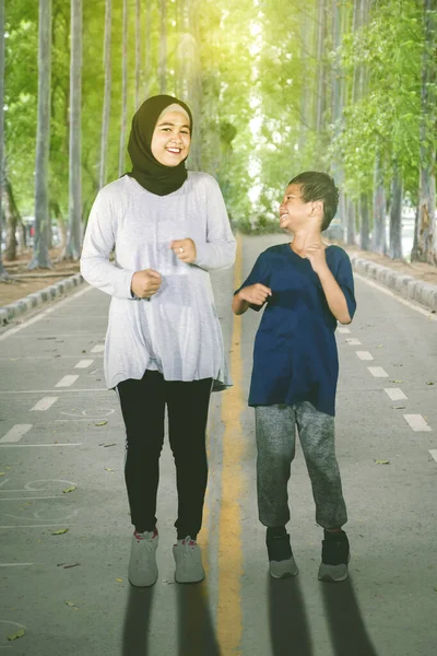 Junge Frau Und Ihr Sohn Joggen Zusammen Während Sie Sportbekleidung — Stockfoto