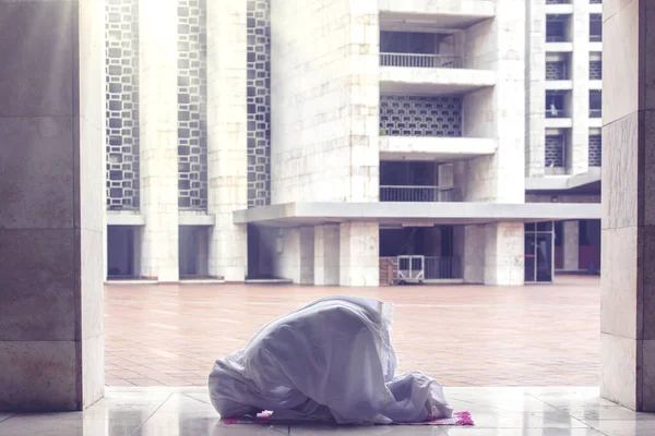 Zijaanzicht Van Een Jonge Vrouw Die Allah Aanbidt Terwijl Moskee — Stockfoto