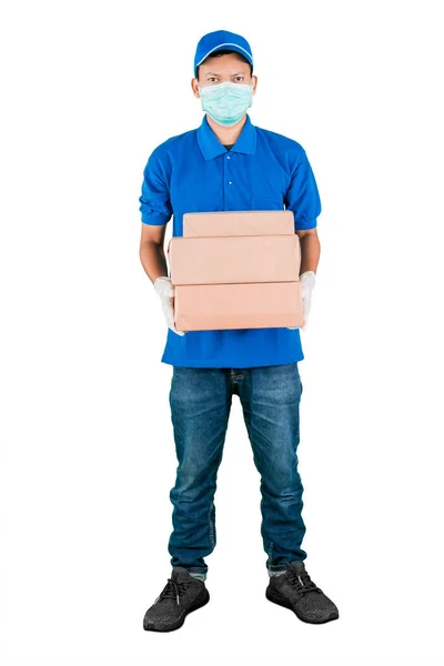 Hombre Con Uniforme Entrega Azul Máscara Facial Mientras Sostiene Una — Foto de Stock