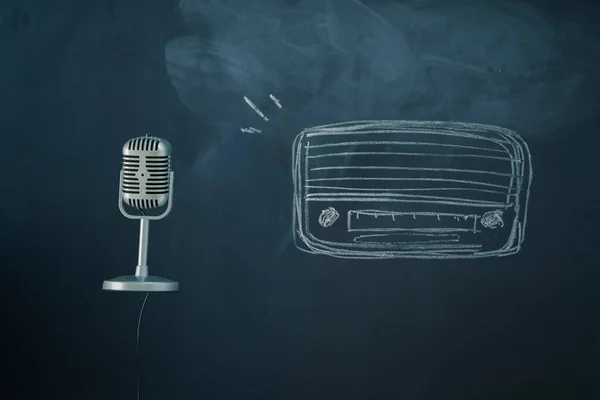 Yoğunlaştırıcı Mikrofonun Düz Düzeni Kablosu Çizimi Telsizi Karatahta Arka Planında — Stok fotoğraf