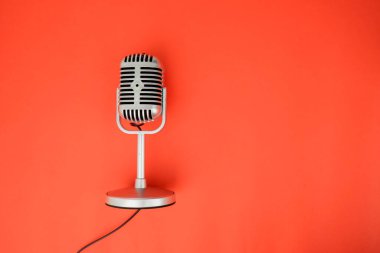 Yoğunlaştırıcı mikrofonun düz düzeni, kırmızı arka planda izole edilmiş, kablosu var.