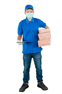 Dağıtım elemanı yüz maskesi takıyor ve elinde bir pano tutarken, beyaz arka planda izole bir şekilde beline sarılı paketler tutuyor.