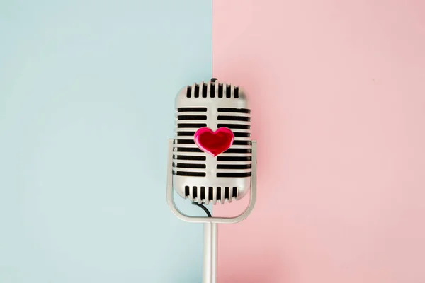 Płaski Układ Mikrofonu Kondensatora Cukierkami Kształcie Miłości Nim Izolowane Podwójnej — Zdjęcie stockowe