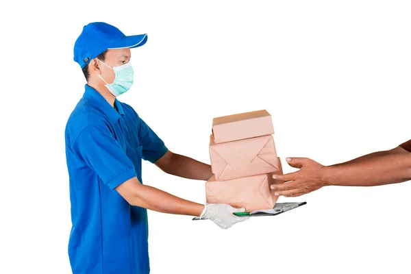 Retrato Homem Vestindo Uniforme Entrega Azul Máscara Facial Dando Pilha — Fotografia de Stock