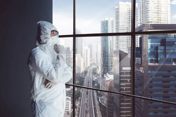 Retrato Homem Vestindo Terno Hazmat Enquanto Sonha Acordado Perto Cenário — Fotografia de Stock