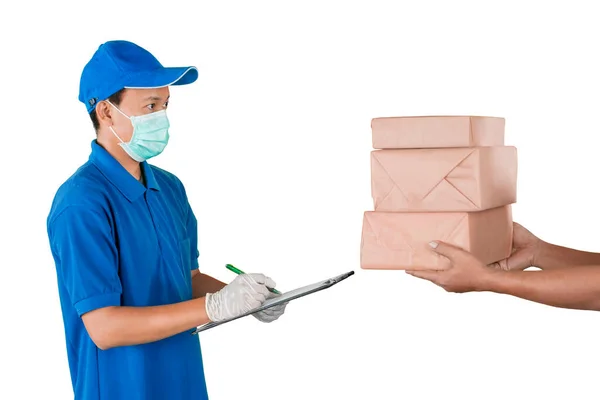 Retrato Homem Vestindo Uniforme Entrega Azul Máscara Facial Enquanto Escreve — Fotografia de Stock