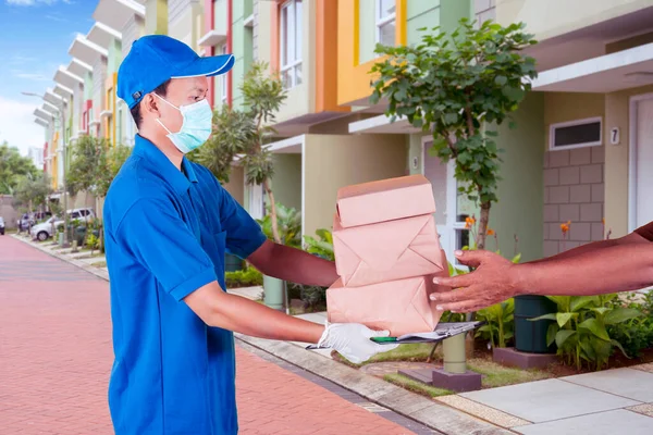 Porträtt Man Bär Blå Leverans Uniform Ansiktsmask Samtidigt Som Högen — Stockfoto