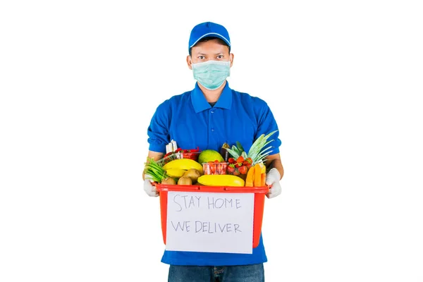 Retrato Homem Vestindo Uniforme Entrega Máscara Facial Enquanto Segurava Uma — Fotografia de Stock