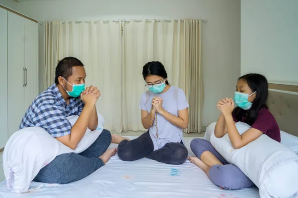 Retrato Família Cristã Rezando Casa Juntos Enquanto Usavam Máscara Facial — Fotografia de Stock