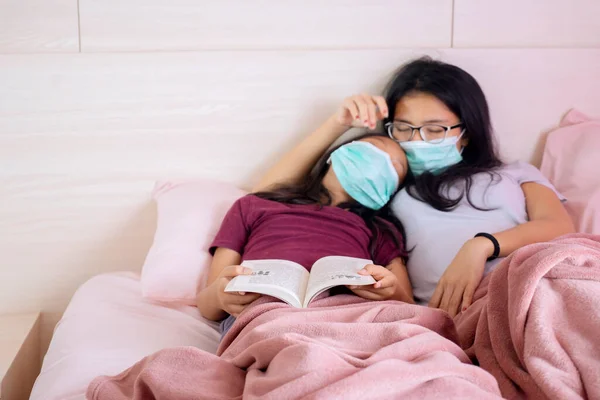 Retrato Filhinha Sua Mãe Dormindo Cama Enquanto Usava Máscara Facial — Fotografia de Stock