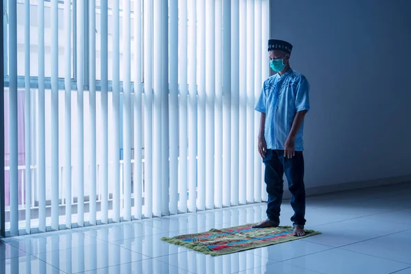 Imagen Del Hombre Musulmán Haciendo Adoración Casa Mientras Rezaba Alfombra —  Fotos de Stock