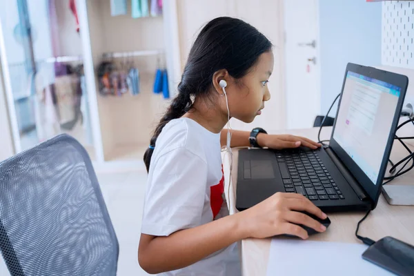 Zijaanzicht Van Schoolmeisje Leren Met Laptop Oortelefoon Thuis Concept Van — Stockfoto