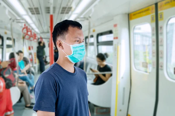 Sidovy Oidentifierad Man Som Står Tåget Medan Bär Medicinsk Mask — Stockfoto