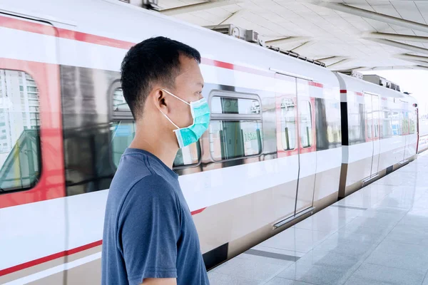 Vista Laterale Uomo Sconosciuto Piedi Nella Stazione Ferroviaria Mentre Indossa — Foto Stock