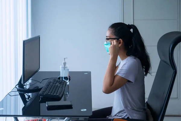 Zijaanzicht Van Onbekende Vrouw Die Een Medisch Masker Draagt Terwijl — Stockfoto