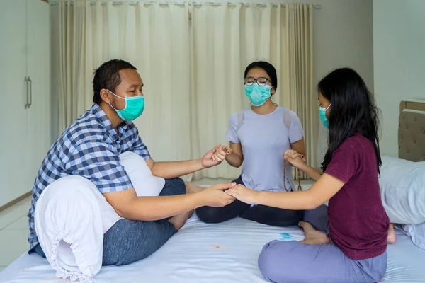 Coronavirus Salgını Sırasında Evde Ibadet Eden Genç Bir Ailenin Portresi — Stok fotoğraf