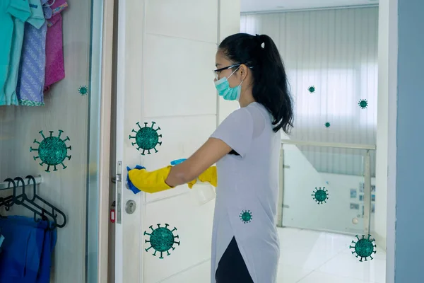 Portrait Young Female Spraying Door Using Disinfectant Liquid While Wearing — Stock Photo, Image