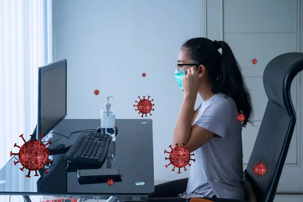 Sidovy Unga Kvinnor Som Arbetar Hemma Medan Bär Medicinsk Mask — Stockfoto