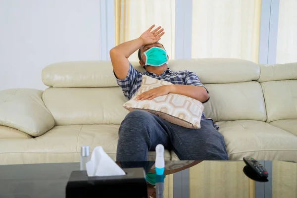 Retrato Jovem Sentindo Mal Casa Enquanto Usava Máscara Facial Fazendo — Fotografia de Stock