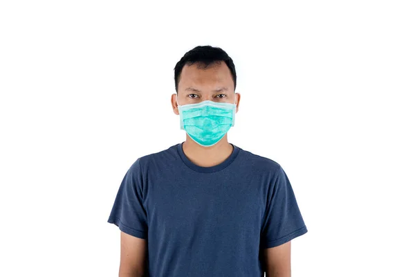 Porträtt Ung Man Bär Medicinsk Mask Medan Tittar Kameran Isolerad — Stockfoto