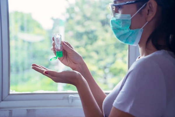Närbild Ung Kvinna Applicera Handdesinfektionsmedel Medan Bär Medicinsk Mask Hemma — Stockfoto