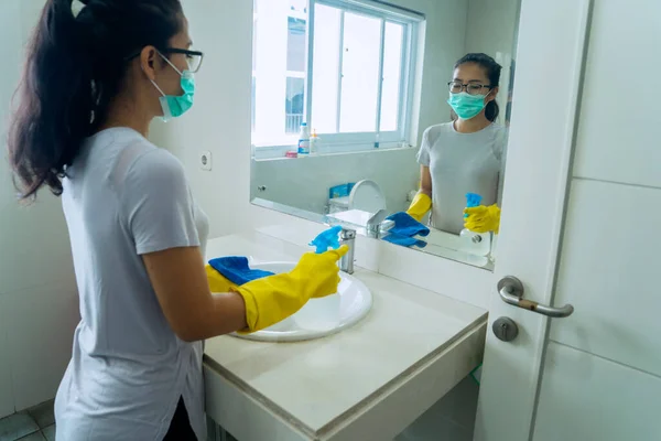 Ritratto Giovane Donna Che Pulisce Bagno Usando Disinfettante Mentre Indossa — Foto Stock