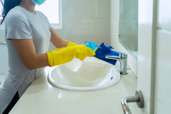 Close Mulher Jovem Pulverizando Desinfetante Lavatório Enquanto Usava Luvas Banheiro — Fotografia de Stock