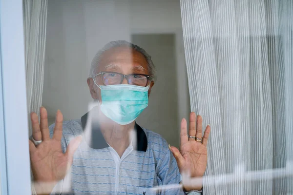Portré Ázsiai Idős Férfi Néz Ablakon Miközben Maszkot Visel — Stock Fotó