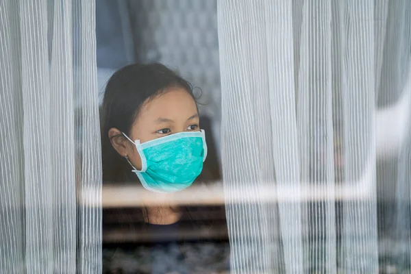 Portrét Roztomilé Dívky Lékařské Masce Dívá Okna Zatímco Dělá Sociální — Stock fotografie