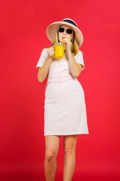 Portret Van Een Modieuze Vrouw Die Een Glas Sinaasappelsap Drinkt — Stockfoto