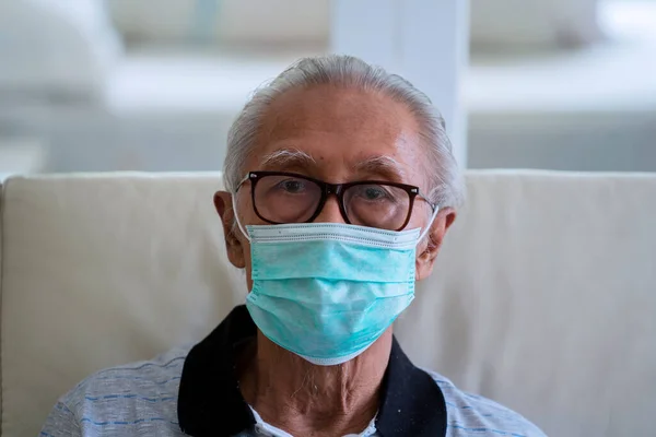 Ritratto Nonno Che Guarda Macchina Fotografica Mentre Indossa Una Maschera — Foto Stock