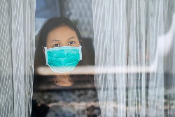 Küçük Bir Kızın Portresi Pencereye Bakarken Tıbbi Maske Takıyor Tecrit — Stok fotoğraf