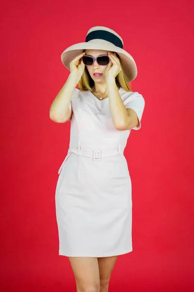 Stüdyoda Kırmızı Arka Planda Dururken Güneş Gözlüklü Şapkalı Rus Kadın — Stok fotoğraf