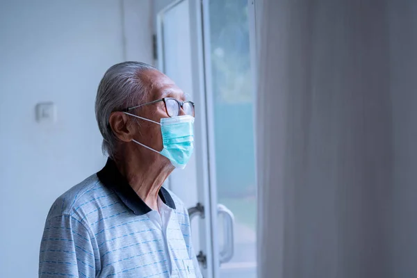 Foto Van Senior Man Met Medisch Masker Beschermen Tegen Coronavirus — Stockfoto